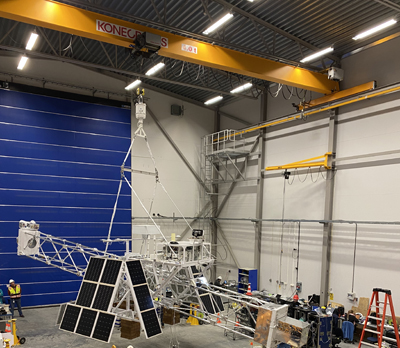 Teleskopet, som är 12 meter långt och väger cirka två ton, i en av hallarna på Esrange.