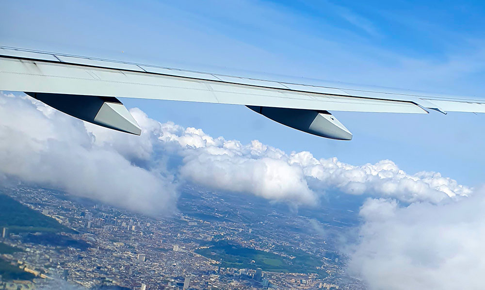 Flygplansvinge betraktad inifrån ett flygplan