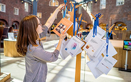 En doktorand som spikar sin avhandling.