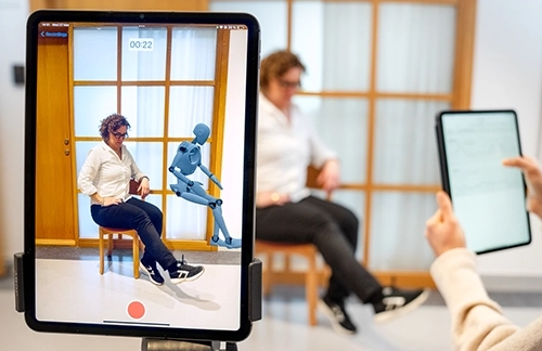 ipad i förgrunden, Lanie Gutierrez-Farewik i bakgrunden