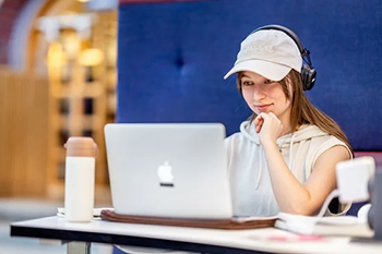 Student in front of a computer. 