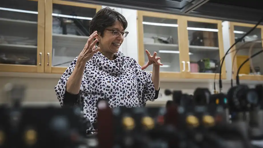 Kvinna i laboratorium.