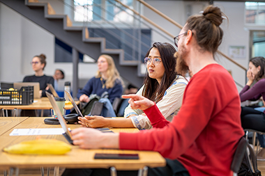 Studenter som sitter och diskuterar.